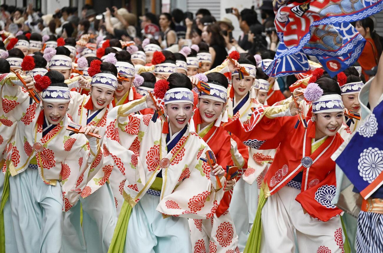 「よさこい祭り」で演舞を披露する踊り子たち（共同）