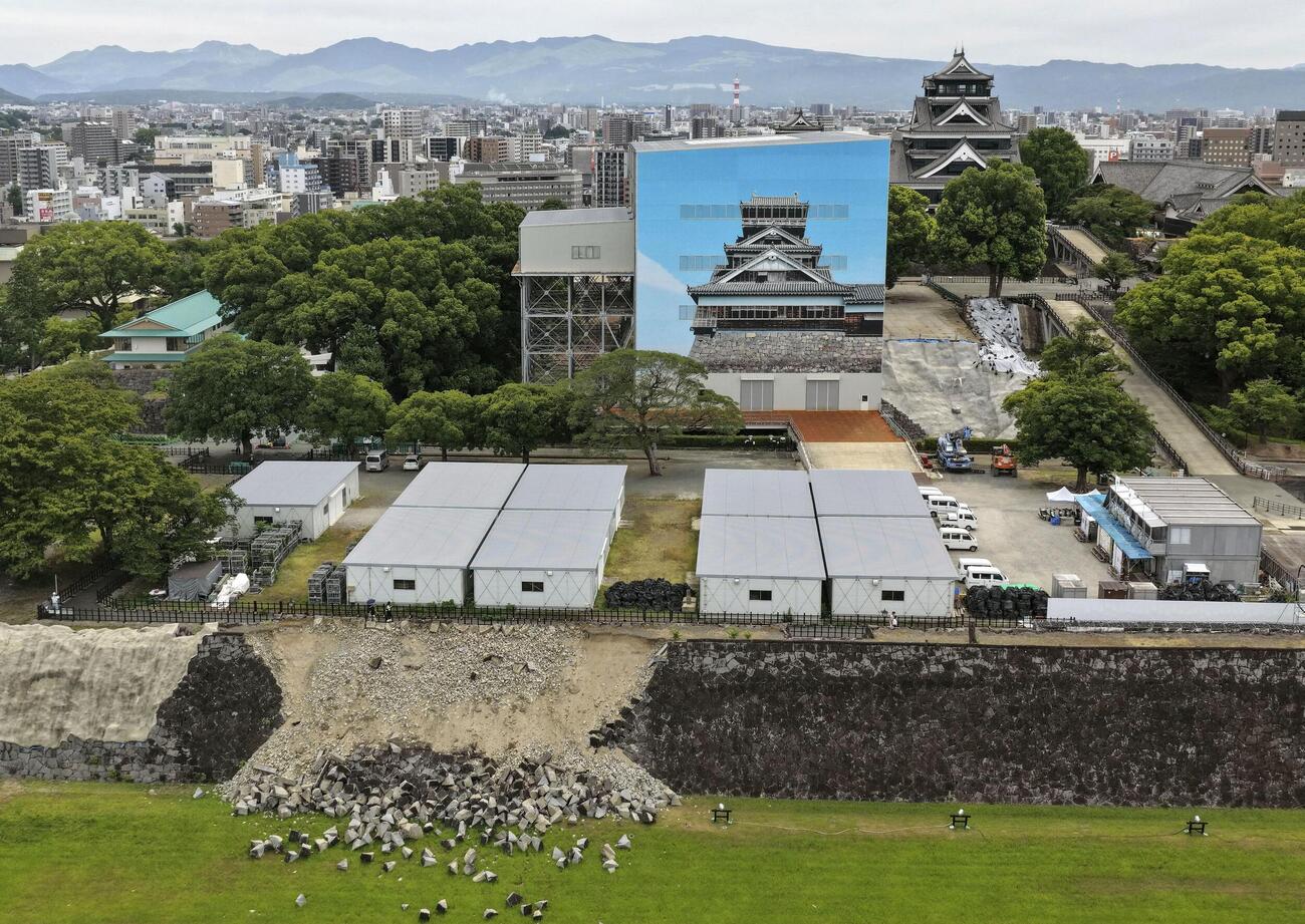 13日に再開する見込みの熊本城。左下は地震で崩れた石垣（ドローンから）（共同）