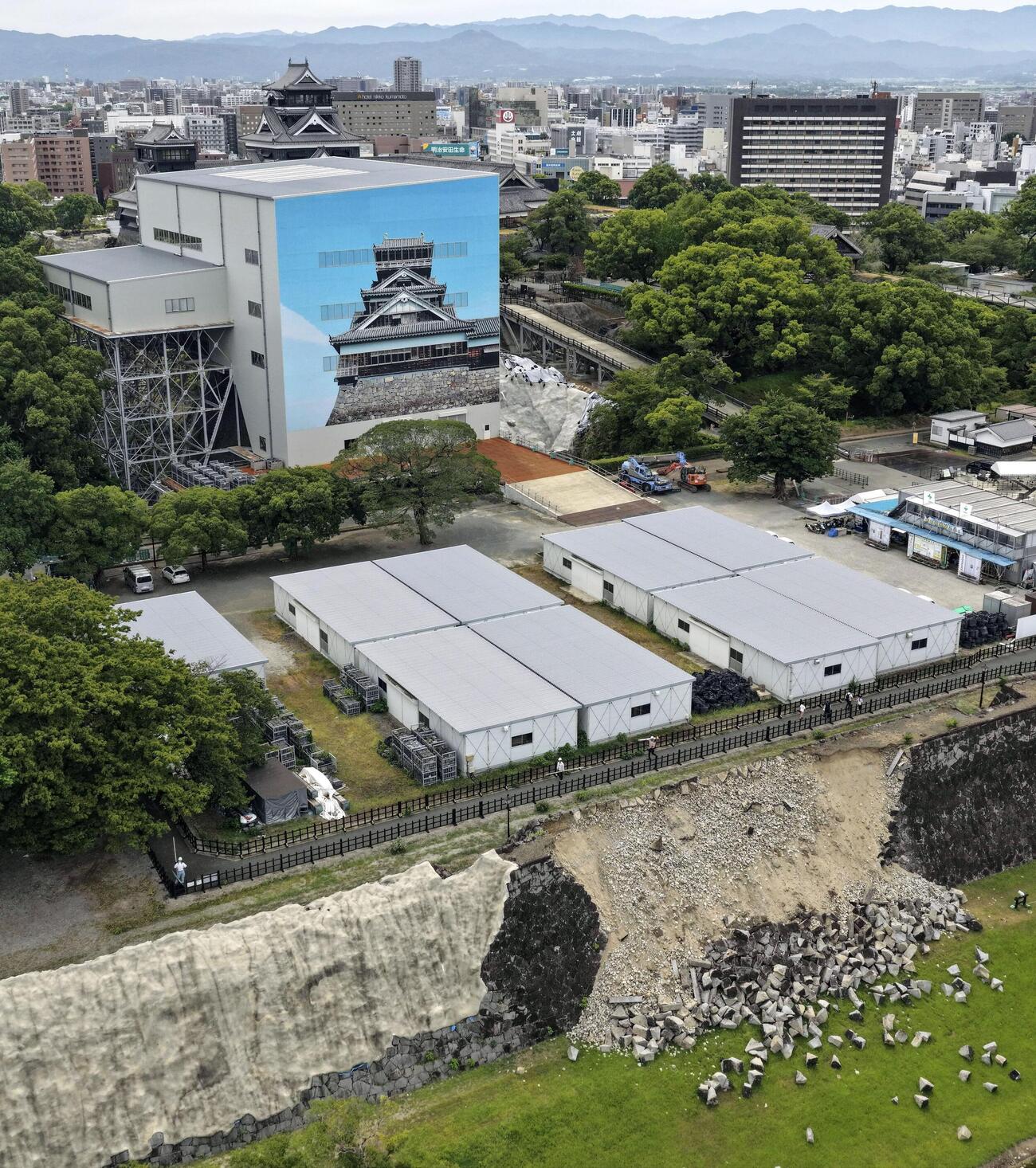 13日に再開する見込みの熊本城。右下は地震で崩れた石垣（ドローンから）（共同）