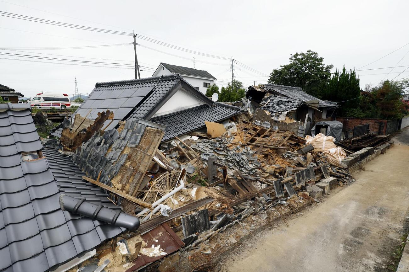 地震で損壊した熊本県氷川町の家屋（共同）