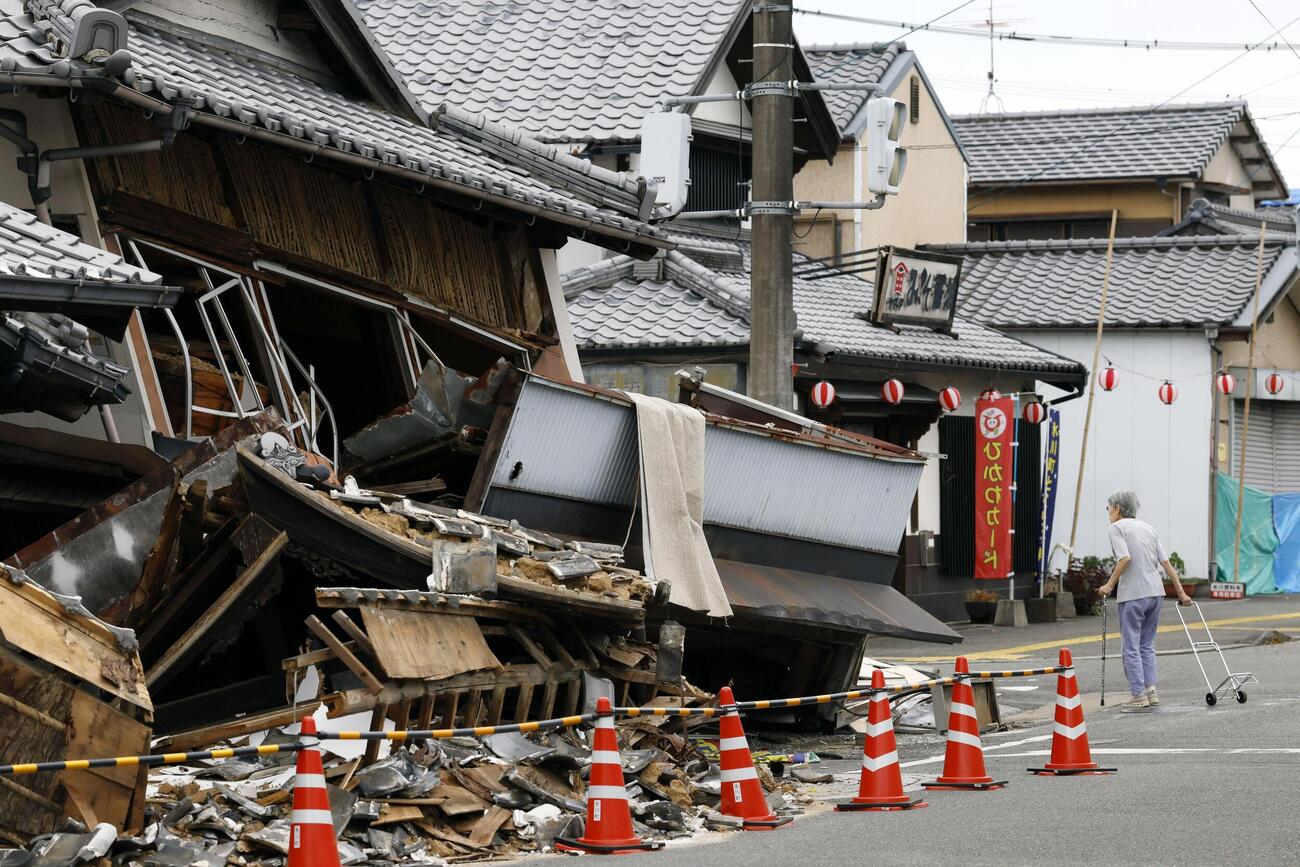 地震で倒壊した熊本県氷川町の家屋。地震発生から11日で2週間となる（共同）
