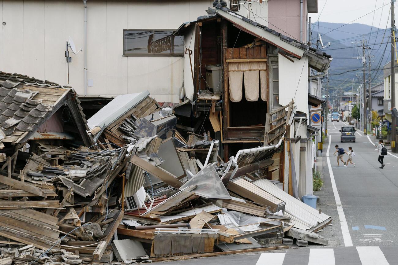 地震で損壊した熊本県氷川町の家屋（共同）