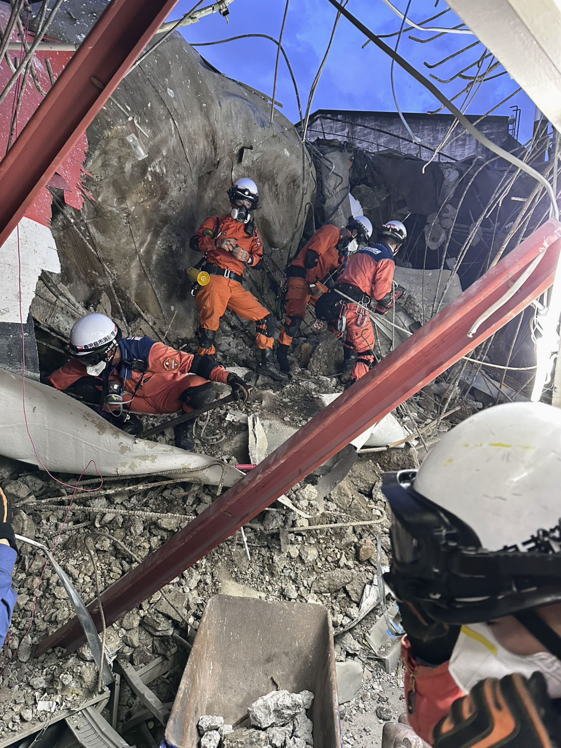 7月30日、日本製紙八代工場で捜索活動を行う鹿児島市消防局の隊員ら（同局提供、共同）
