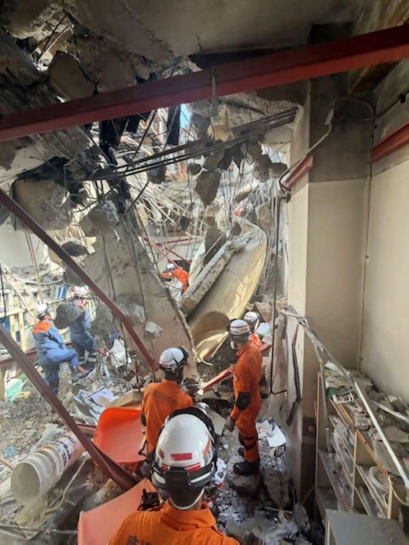 7月30日、日本製紙八代工場内で捜索活動を行う鹿児島市消防局の隊員ら（同局提供、共同）