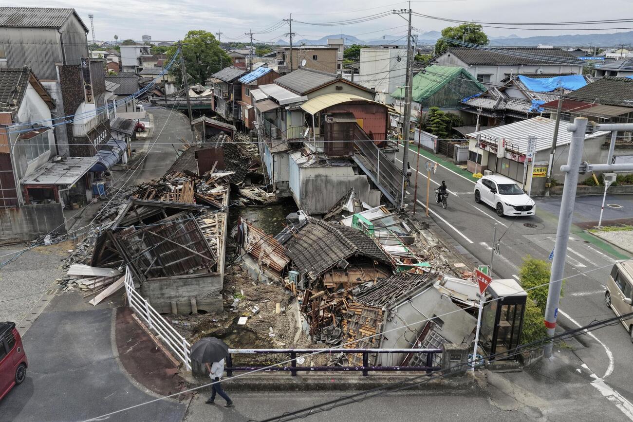 地震で倒壊した熊本県八代市の家屋。地震発生から11日で2週間となる（ドローンから、共同）