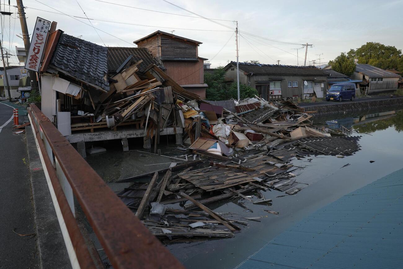 地震で倒壊した熊本県八代市の家屋（共同）
