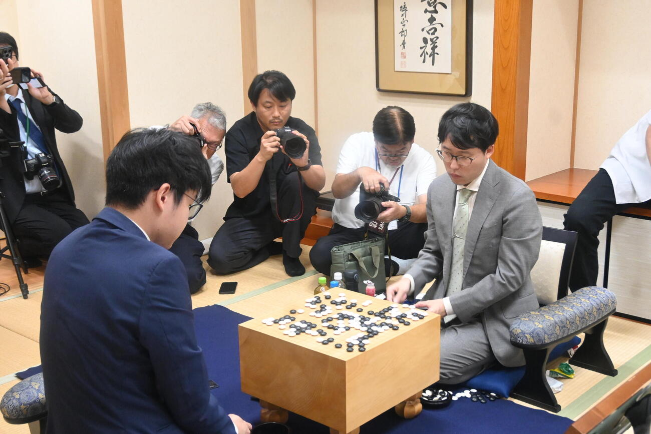 対局を終え、感想戦をする井山裕太碁聖（右）佐田篤史七段（撮影・松浦隆司）