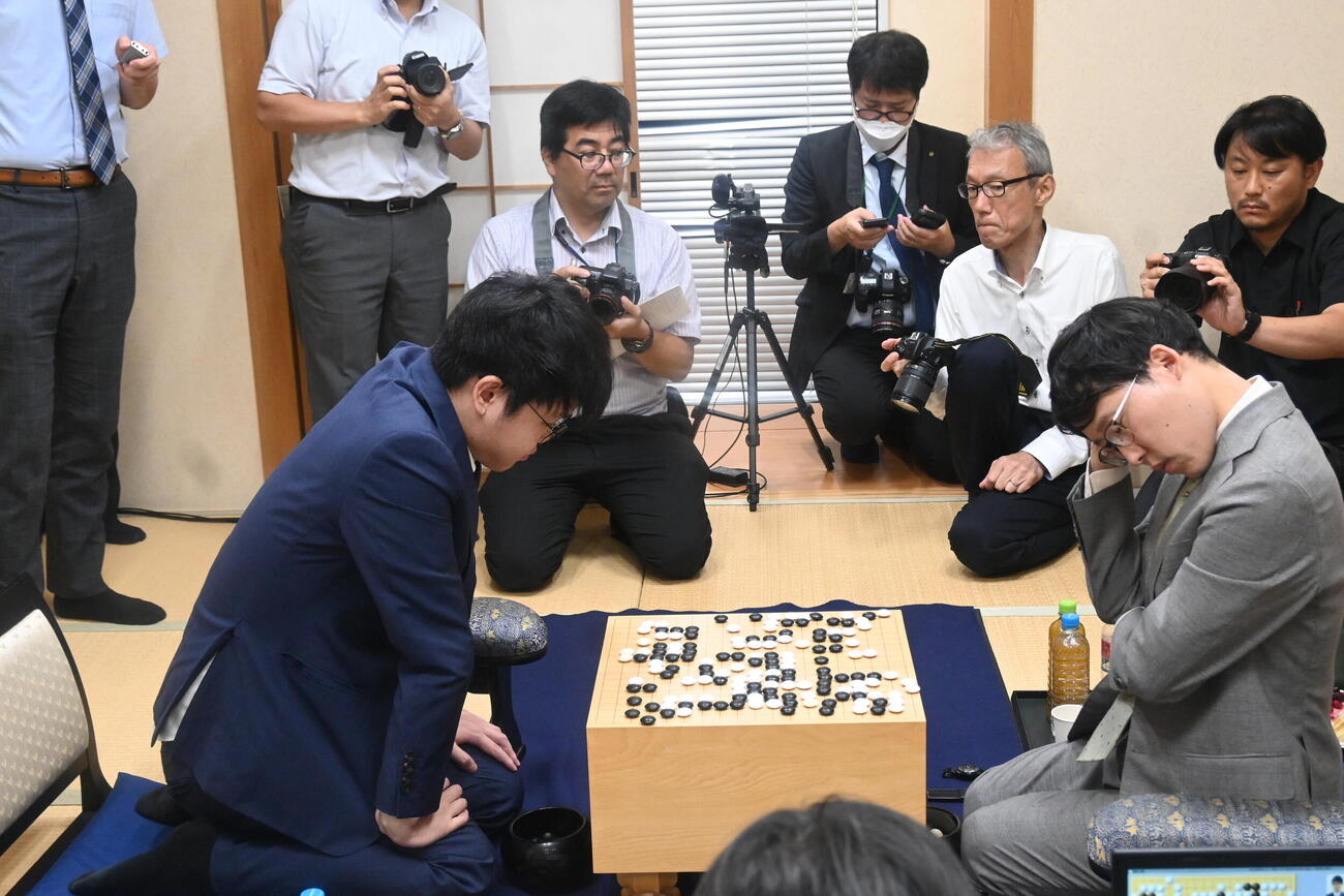 対局を終え、感想戦をする井山裕太碁聖（右）佐田篤史七段（撮影・松浦隆司）