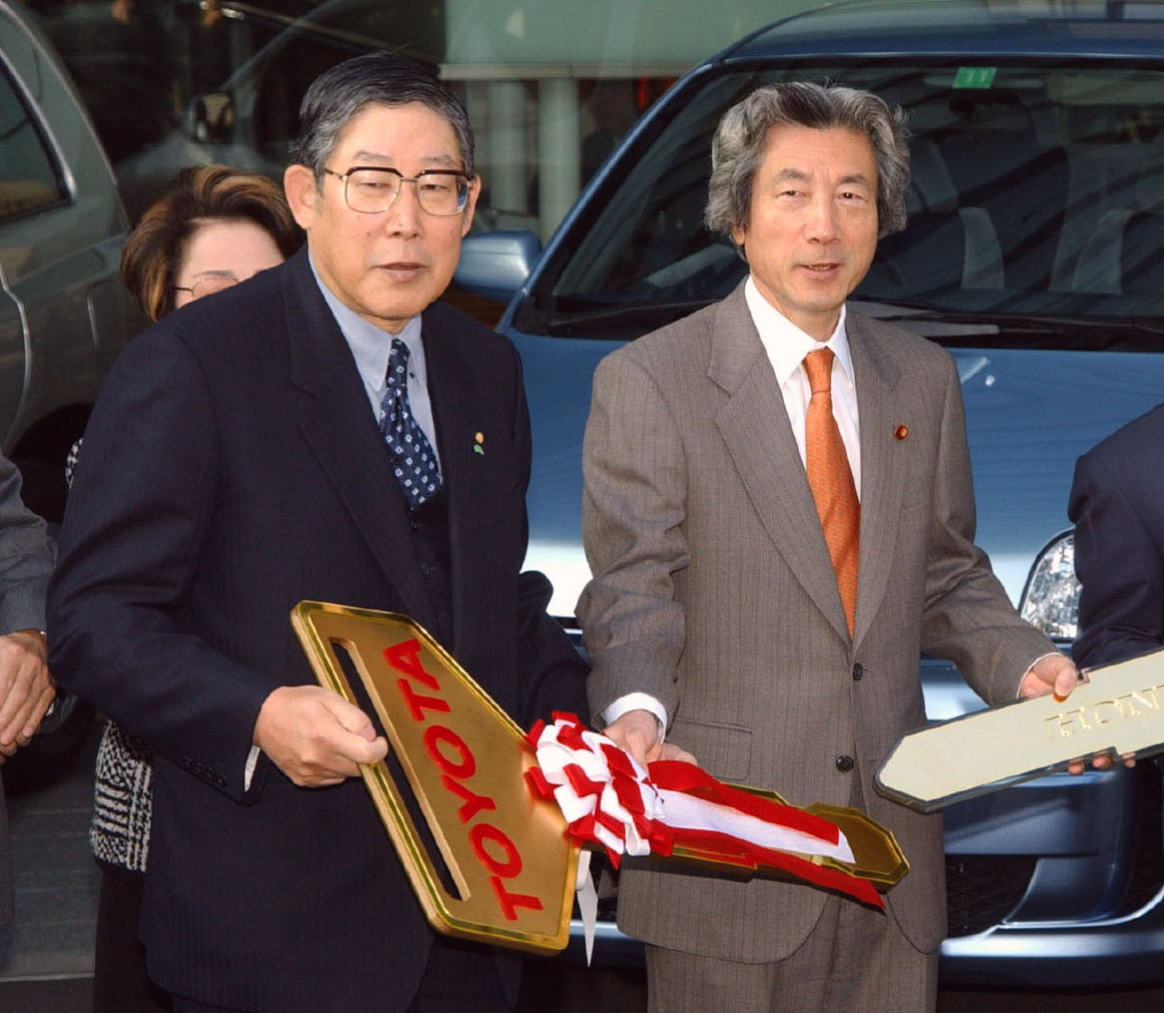 2002年12月、燃料電池車の納車式でキーを小泉首相（右）に手渡すトヨタ自動車の奥田碩会長（共同）