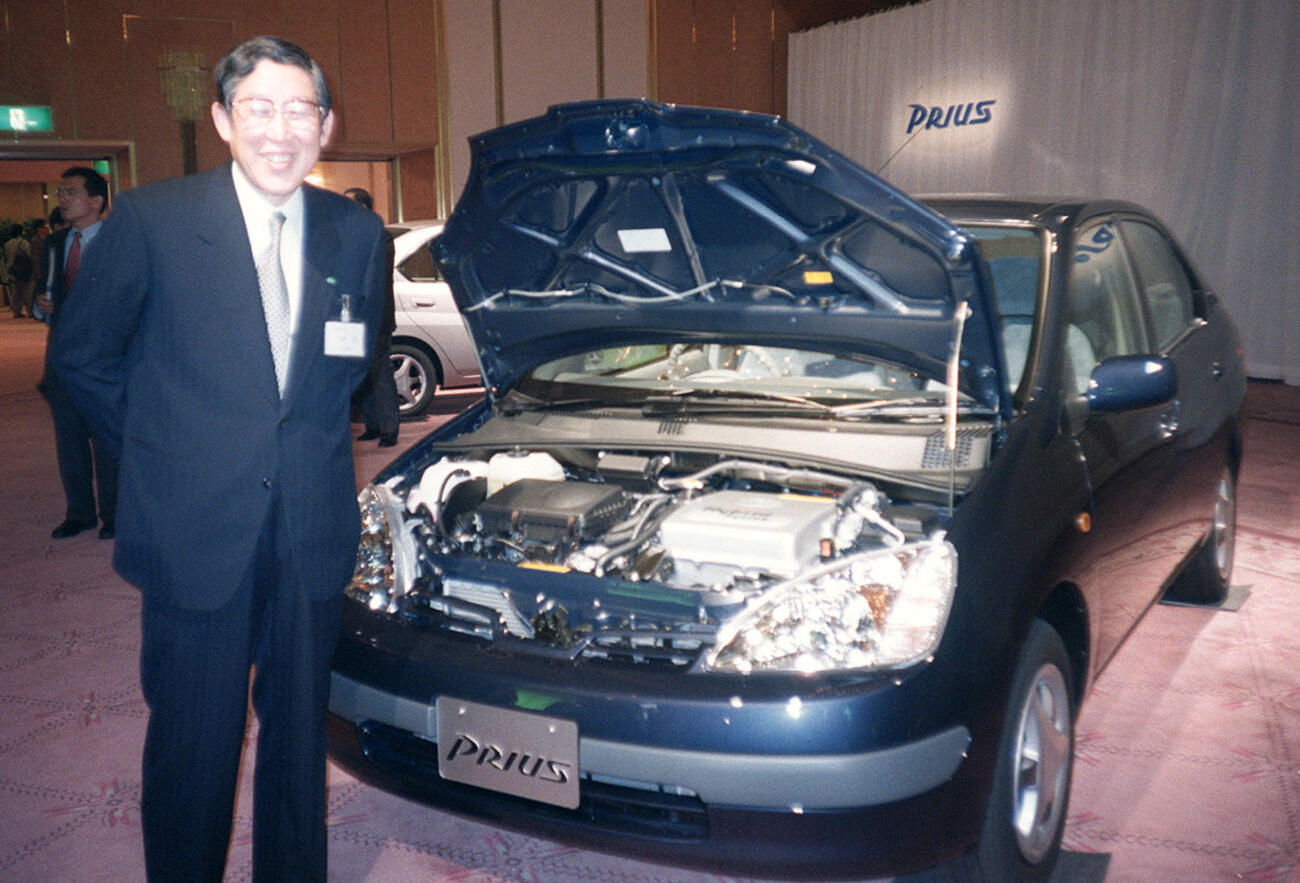 1997年10月、ハイブリッド車「プリウス」を披露するトヨタ自動車の奥田碩社長（共同）
