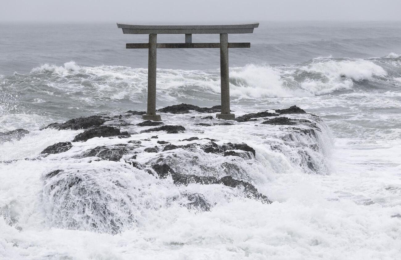 台風15号の影響で高波が打ち寄せる茨城県大洗町の海岸＝11日午後1時18分（共同）