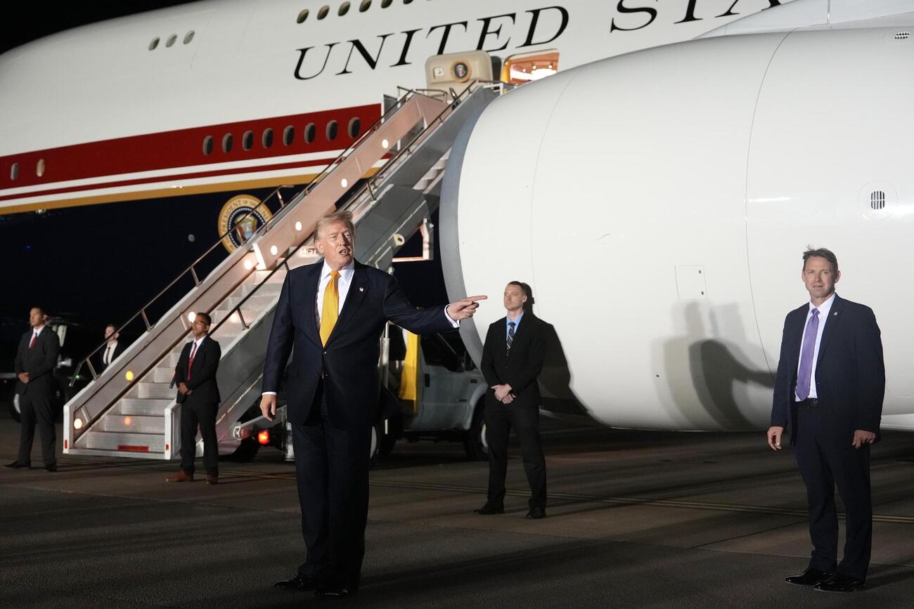 トルコからの帰路、中継地の英国の基地で航空機を乗り換えるトランプ米大統領＝7月8日（AP＝共同）