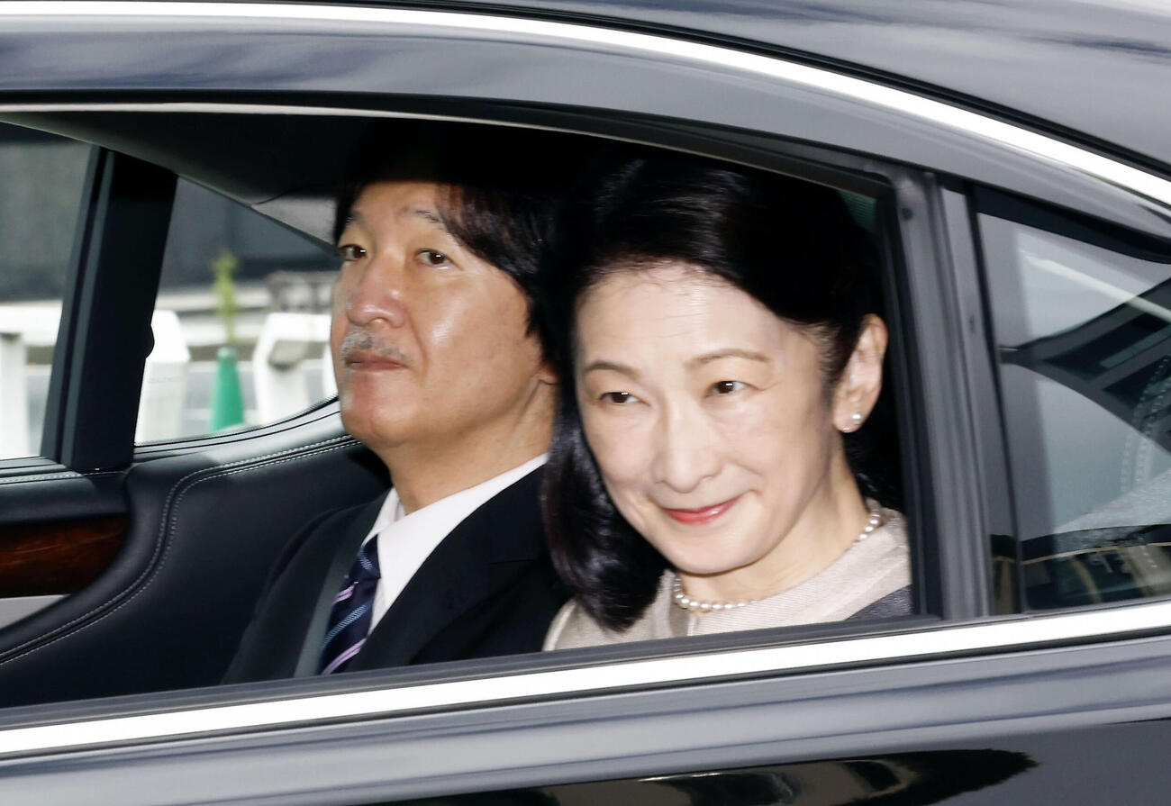 皇居に入られる秋篠宮ご夫妻＝12日午前、半蔵門