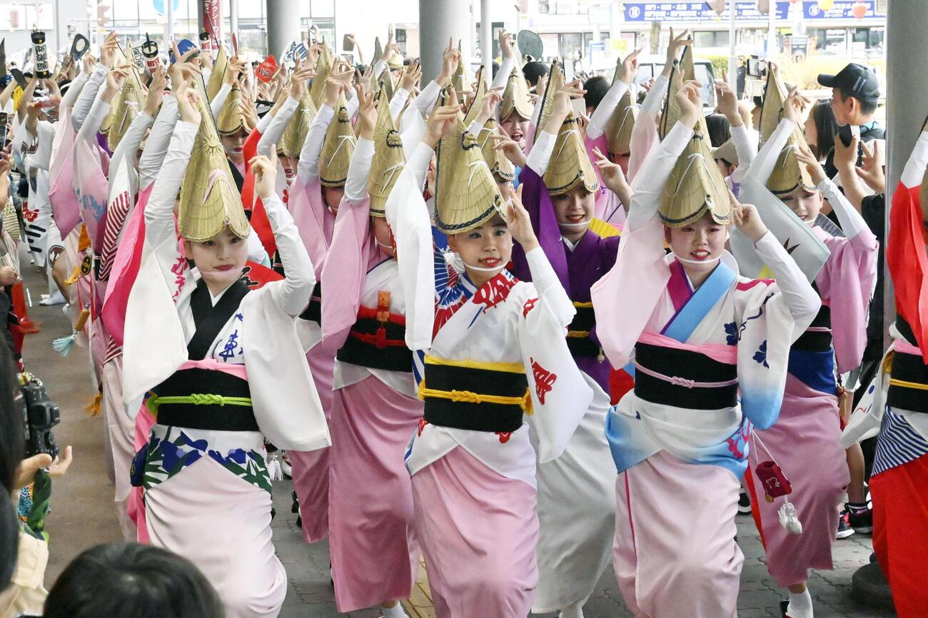 徳島市の阿波おどりで、踊りを披露する人たち（共同）
