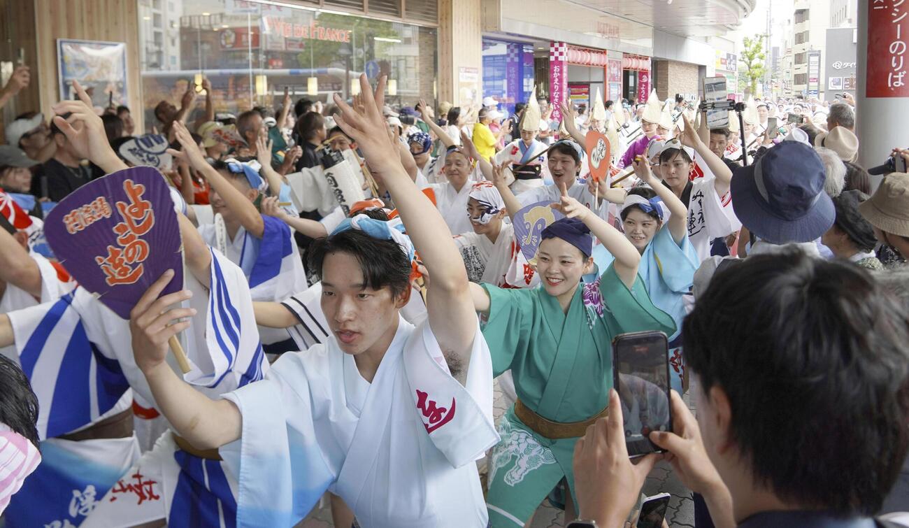 徳島市の阿波おどりで、踊りを披露する人たち（共同）