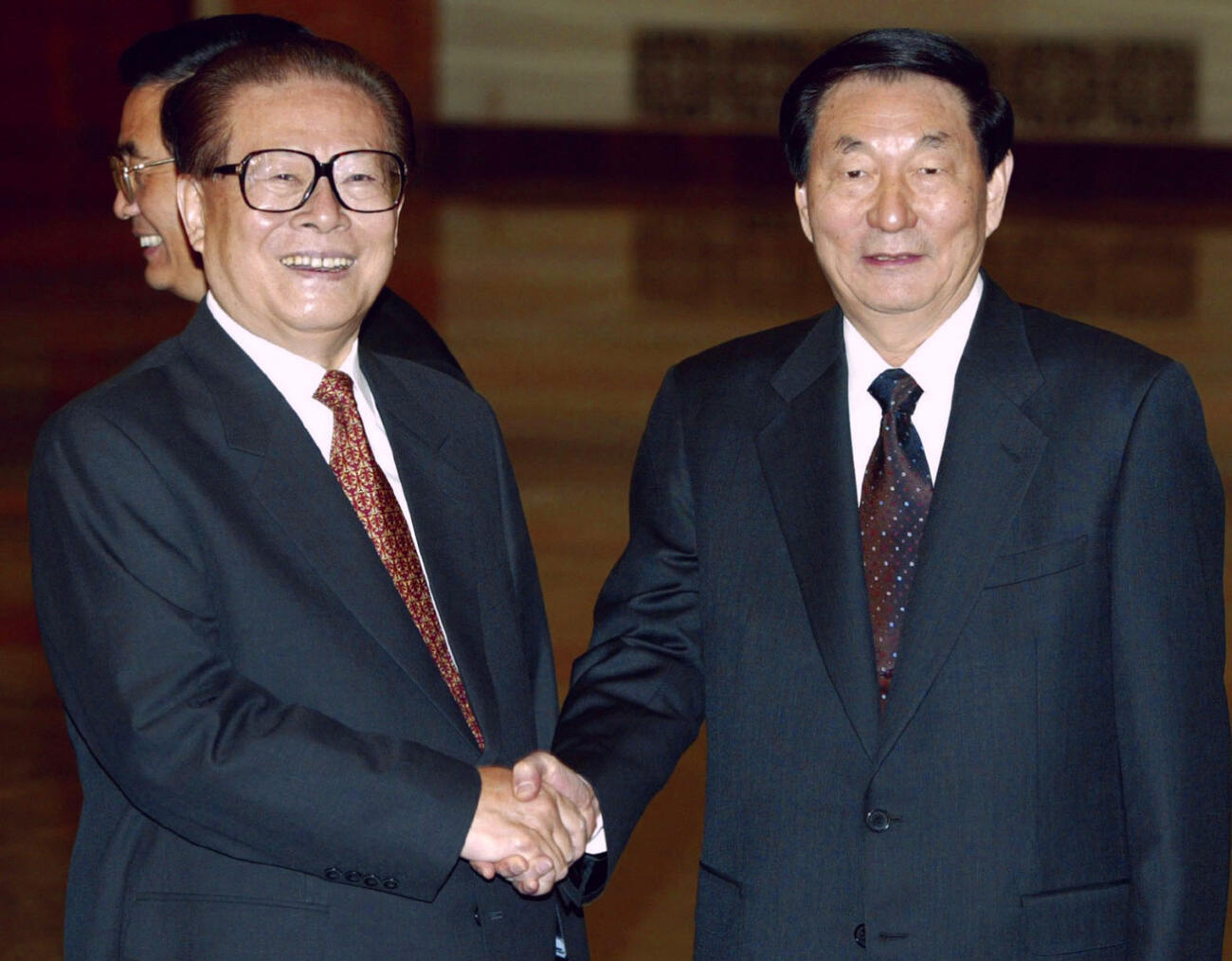 2002年10月、訪米に出発する中国の江沢民国家主席（左）を見送る朱鎔基首相（共同）