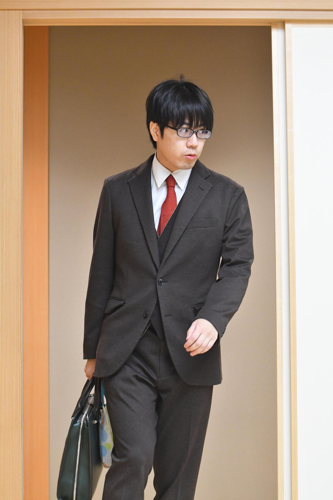 対局場所に入室する服部慎一郎七段