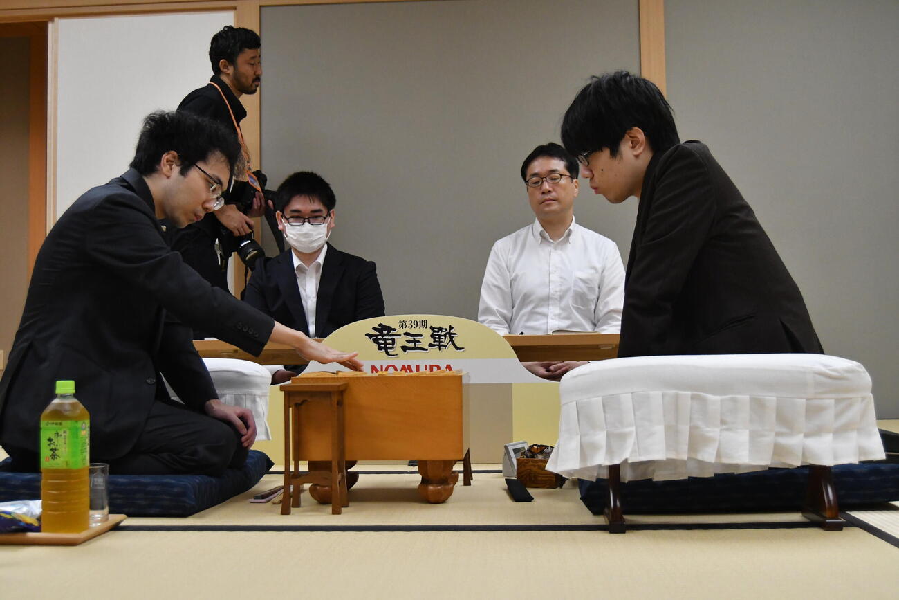 柵木幹太五段（左）が先勝した竜王戦挑戦者決定戦3番勝負第2局は服部慎一郎七段（右）の先手で対局開始