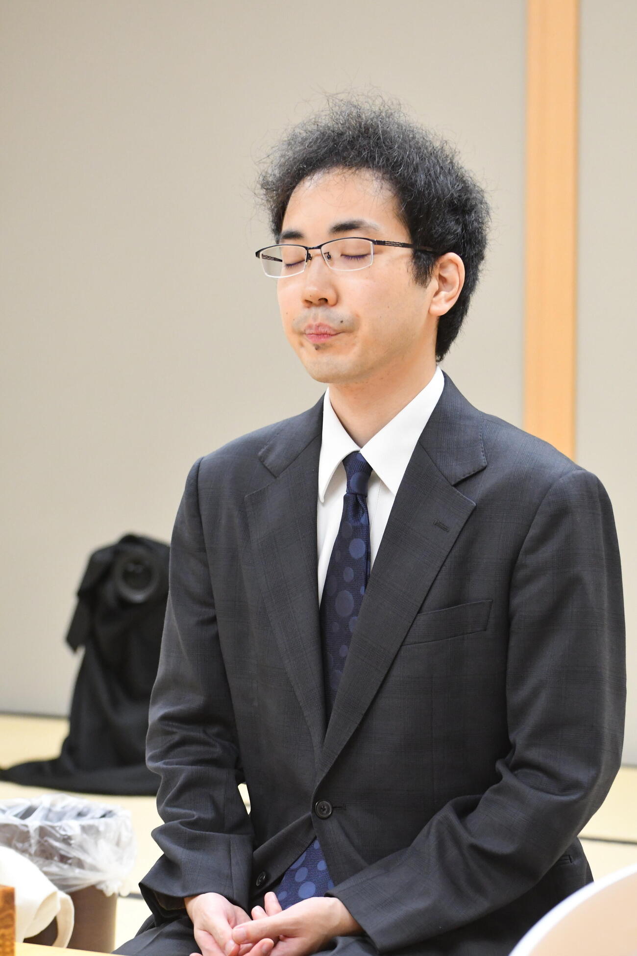 対局前に目をつぶって集中する柵木幹太五段