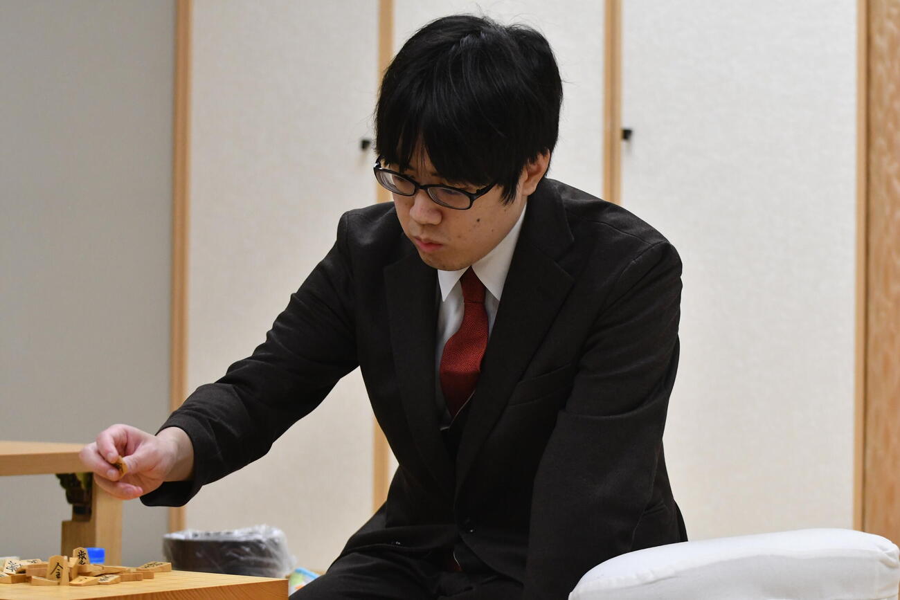 後がない服部慎一郎七段はここで追いつきたいところ