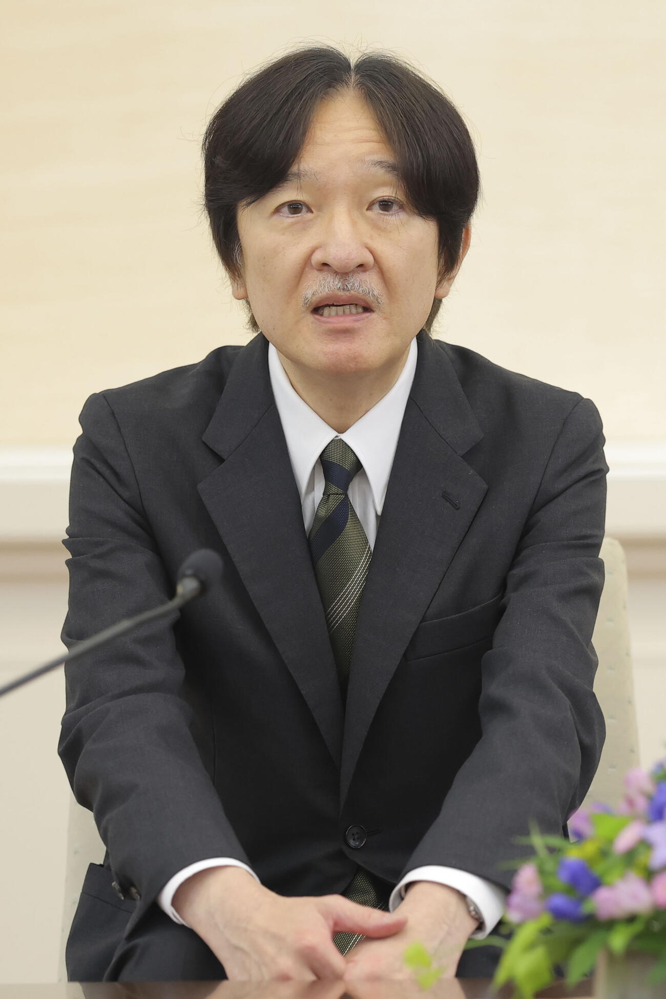 パラグアイ訪問を前に記者会見される秋篠宮さま＝13日午前、東京・赤坂御用地の赤坂東邸（代表撮影）