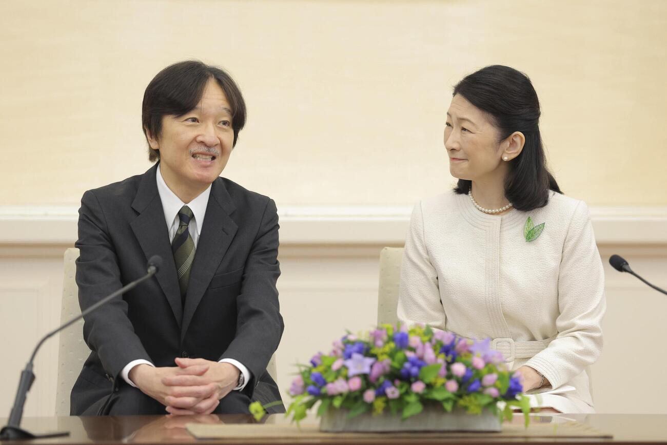 パラグアイ訪問を前に記者会見される秋篠宮ご夫妻＝13日午前、東京・赤坂御用地の赤坂東邸（代表撮影）