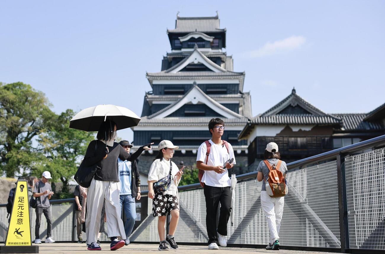 地震発生以来初めて開園した熊本城で、特別見学通路から天守閣に向かう来園者（共同）