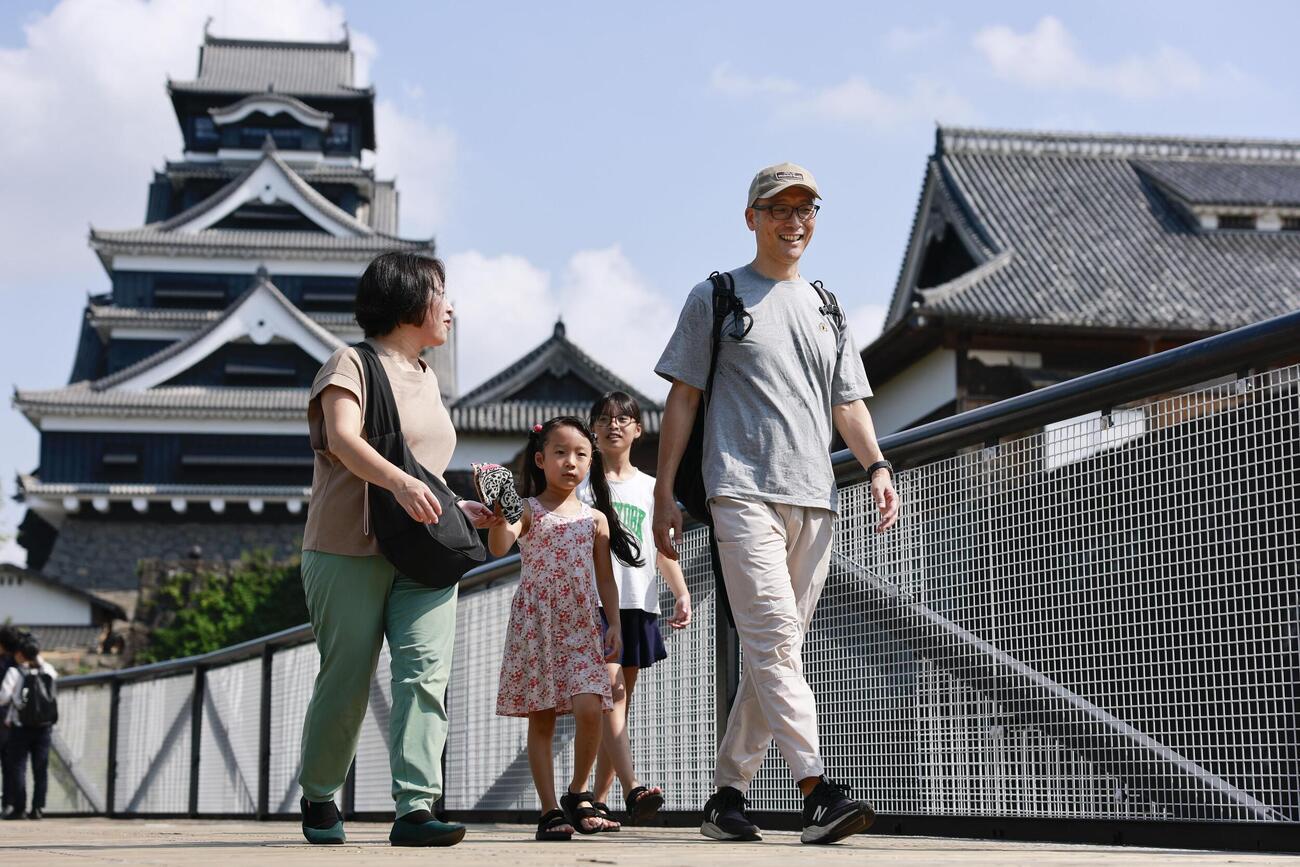 地震発生以来初めて開園した熊本城で、特別見学通路から天守閣に向かう来園者（共同）
