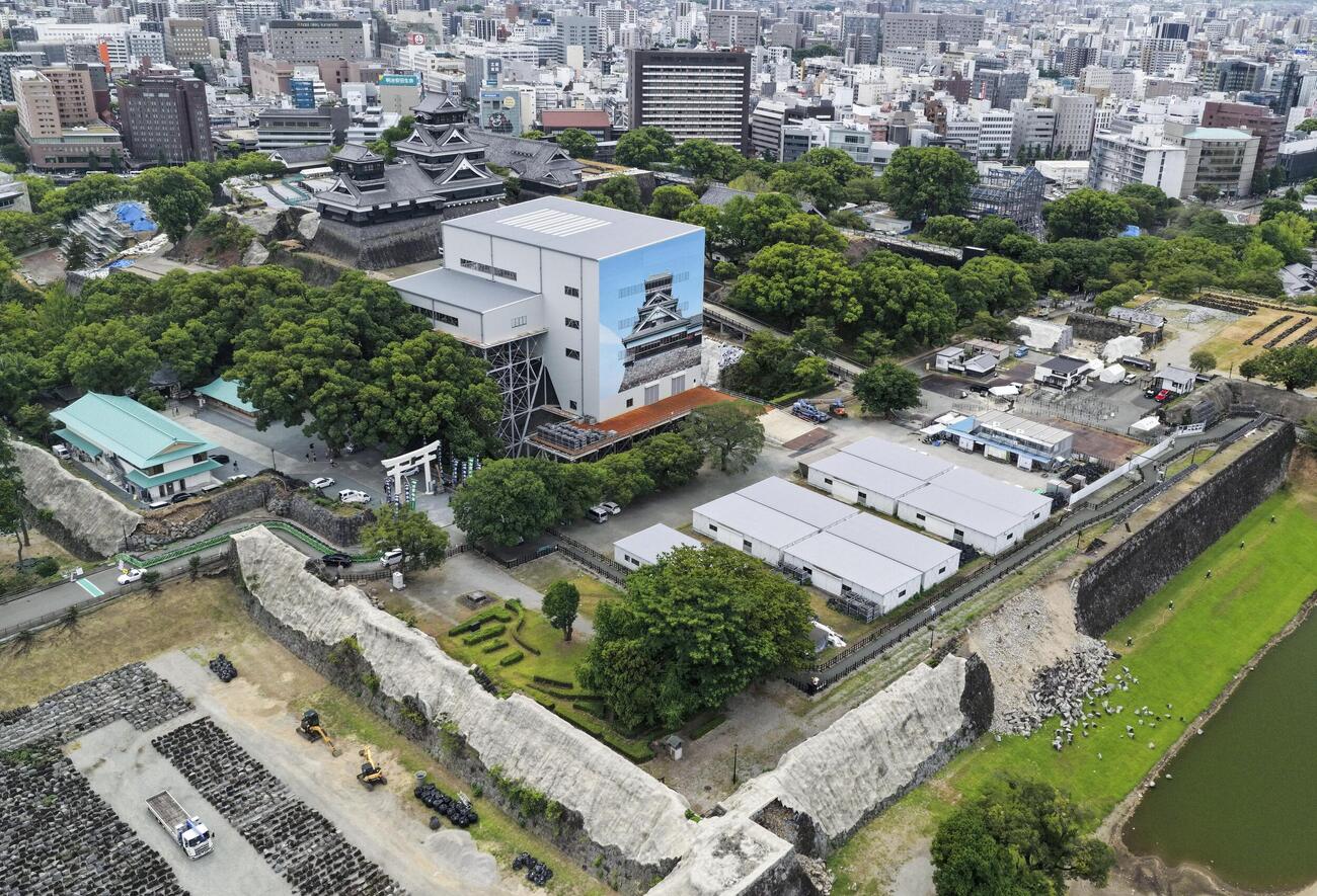 地震発生以来初めて開園する熊本城。右下は崩れた石垣＝10日、熊本市（共同）