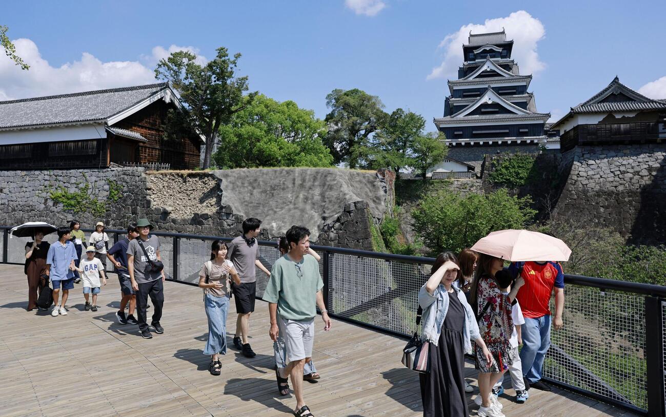 地震発生以来初めて開園した熊本城で、特別見学通路を通り天守閣に向かう来園者＝13日午前、熊本市（共同）