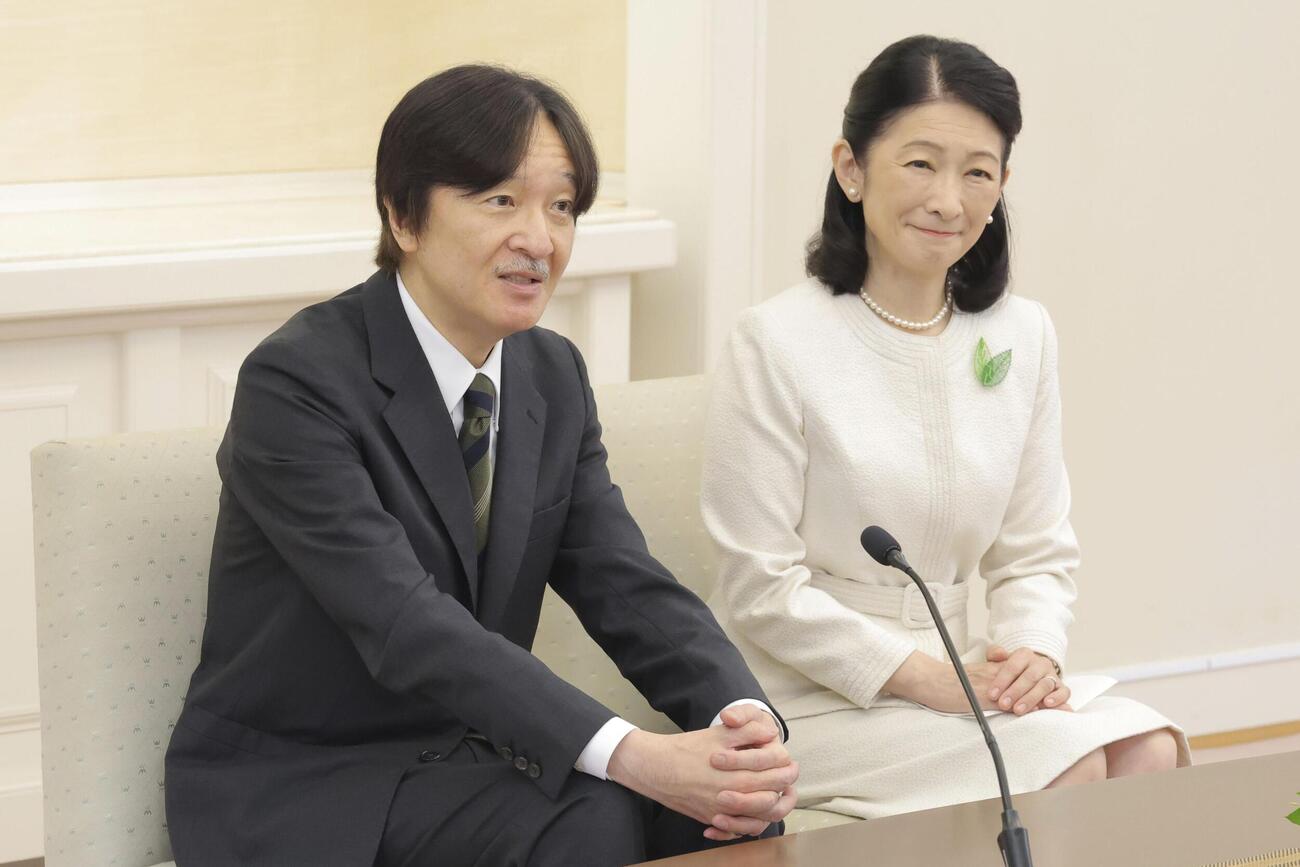 パラグアイ訪問を前に記者会見される秋篠宮ご夫妻（代表撮影）