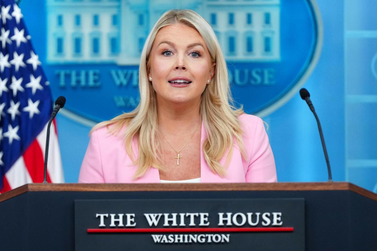 米ホワイトハウスの記者会見室で話すレビット大統領報道官＝7月16日、ワシントン（AP＝共同）