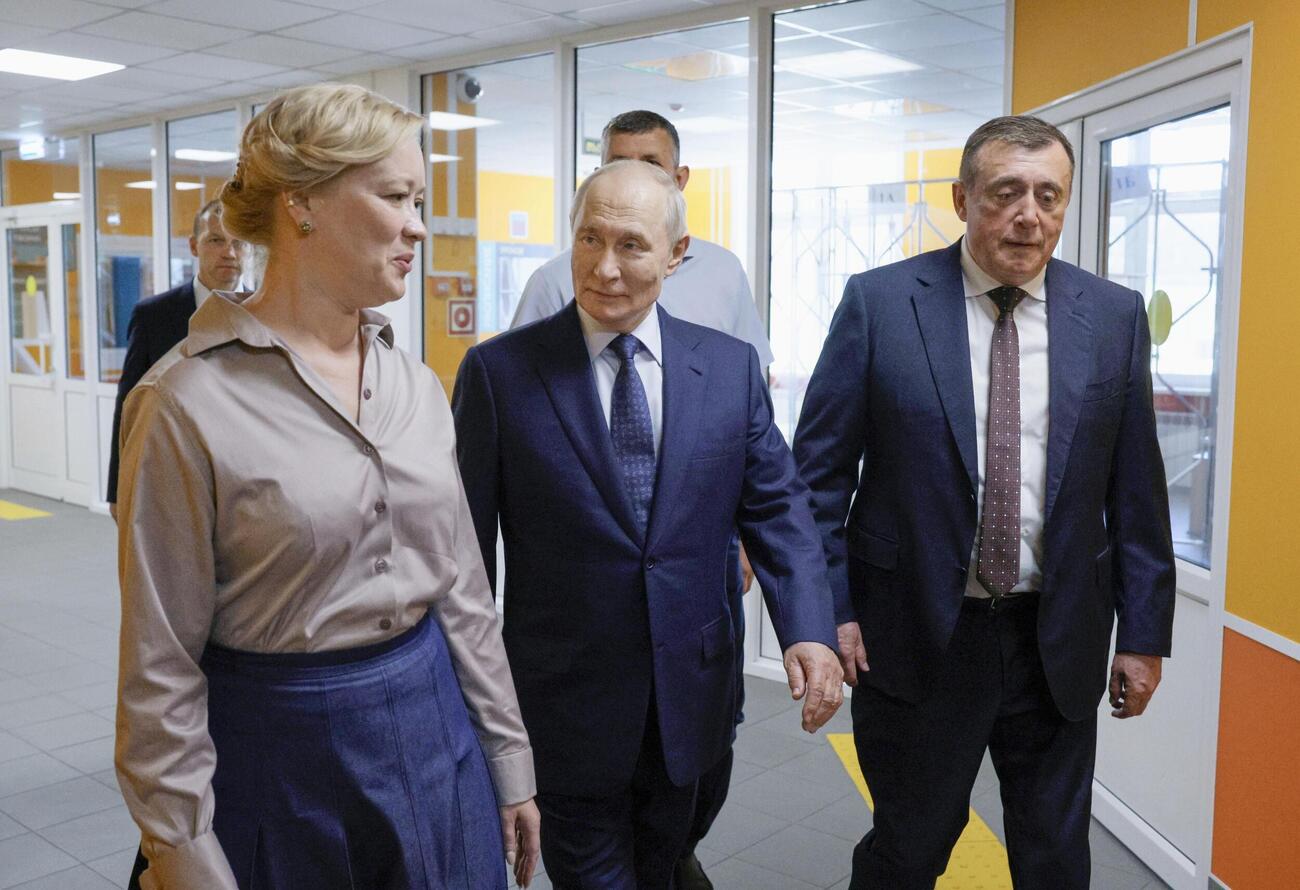 北方領土・択捉島の学校を訪れたロシアのプーチン大統領（中央）＝13日（AP＝共同）
