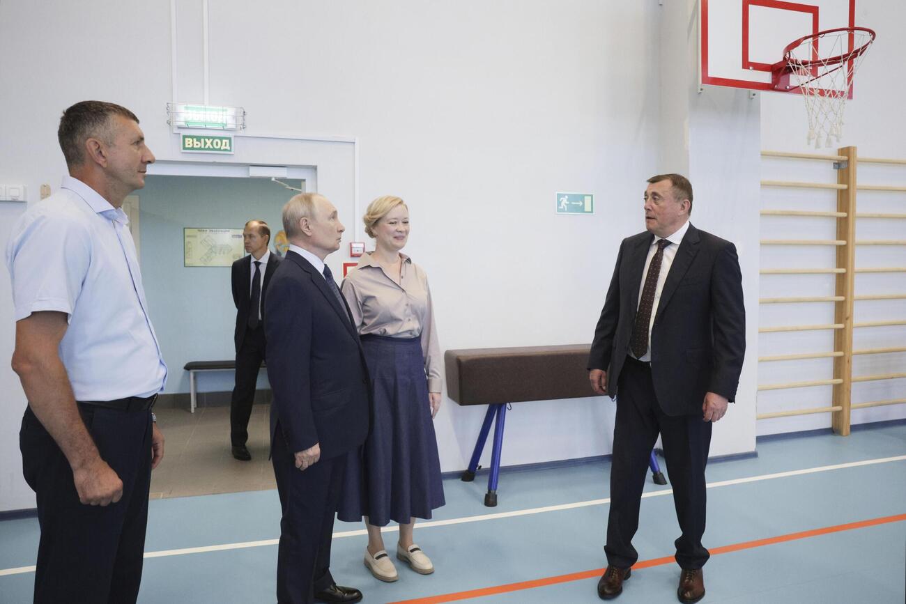 北方領土・択捉島の学校を訪れたロシアのプーチン大統領（右から3人目）（AP＝共同）