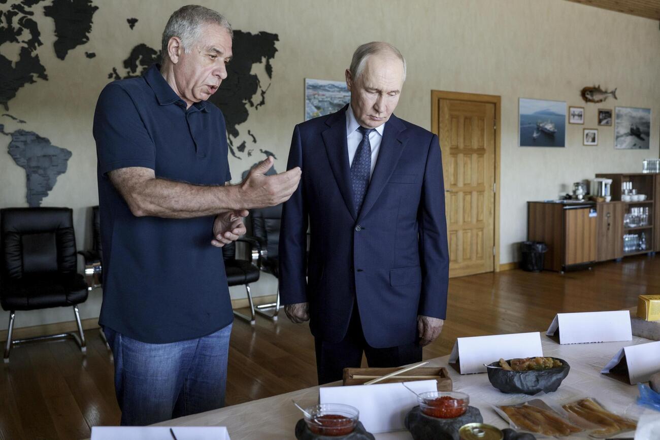 13日、北方領土・択捉島を訪問したロシアのプーチン大統領（右）（タス＝共同）