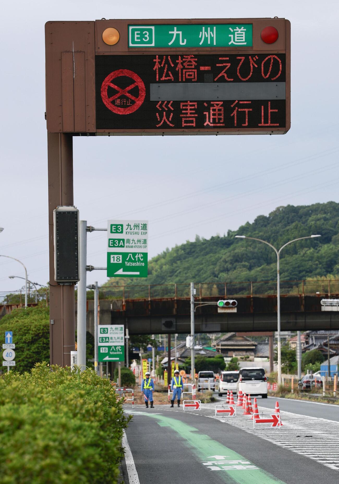 地震の影響で一般車両が通行止めとなっている九州自動車道の八代IC入り口。14日朝から通行止めが解除される＝13日午後、熊本県八代市