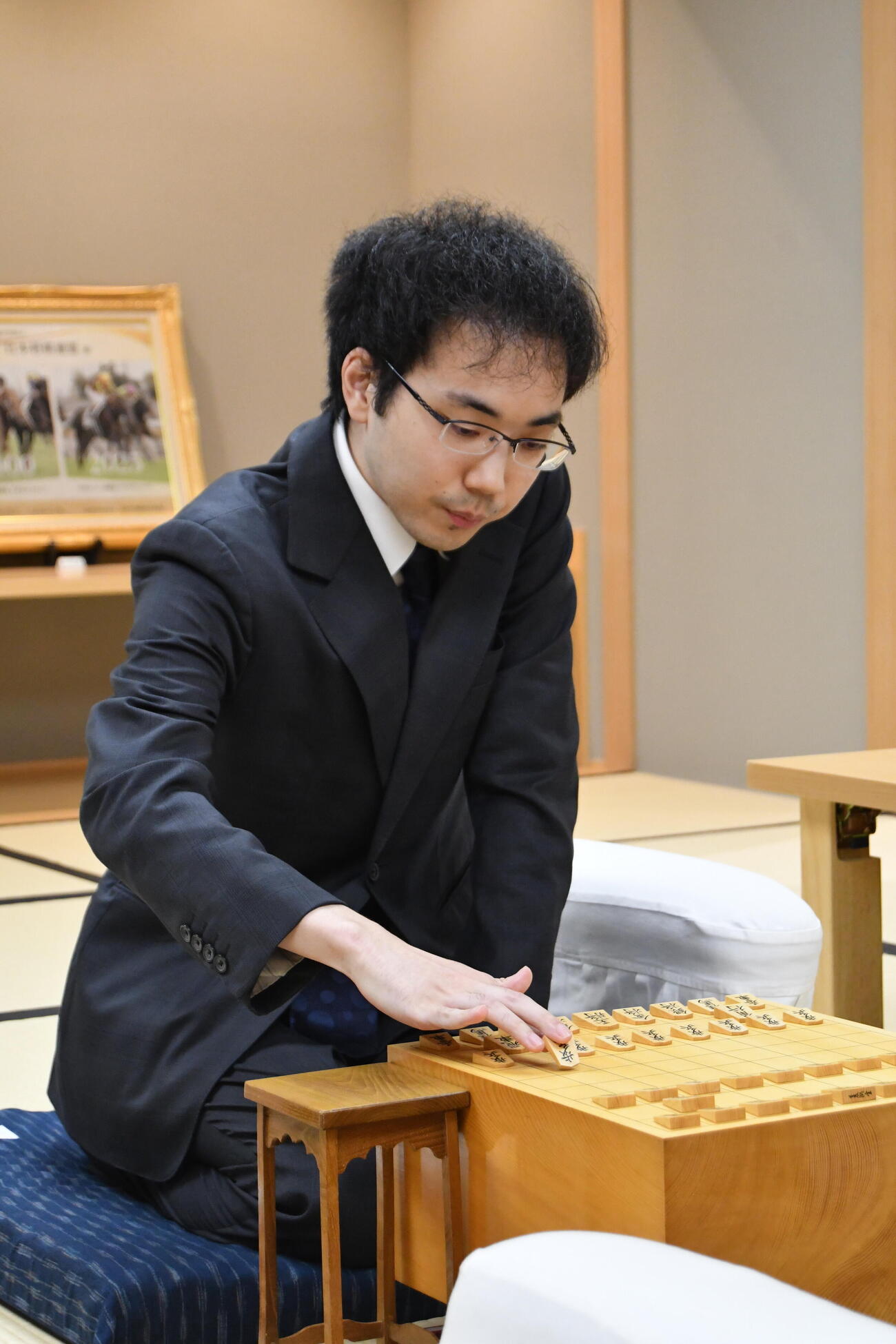指し直し局の初手を指す先手の柵木幹太五段