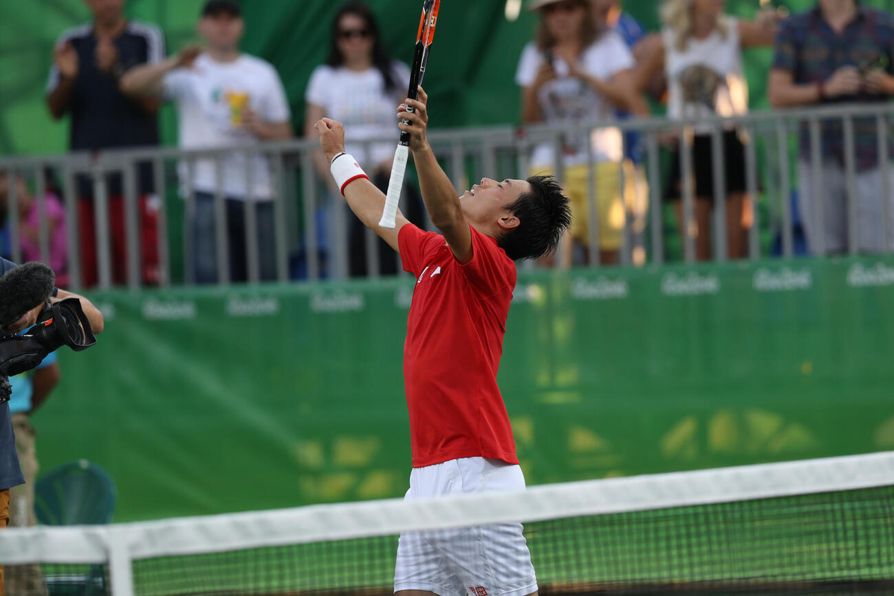 リオデジャネイロ五輪　男子シングルス3位決定戦で銅メダルを獲得し、ガッツポーズする錦織（2016年8月14日撮影）