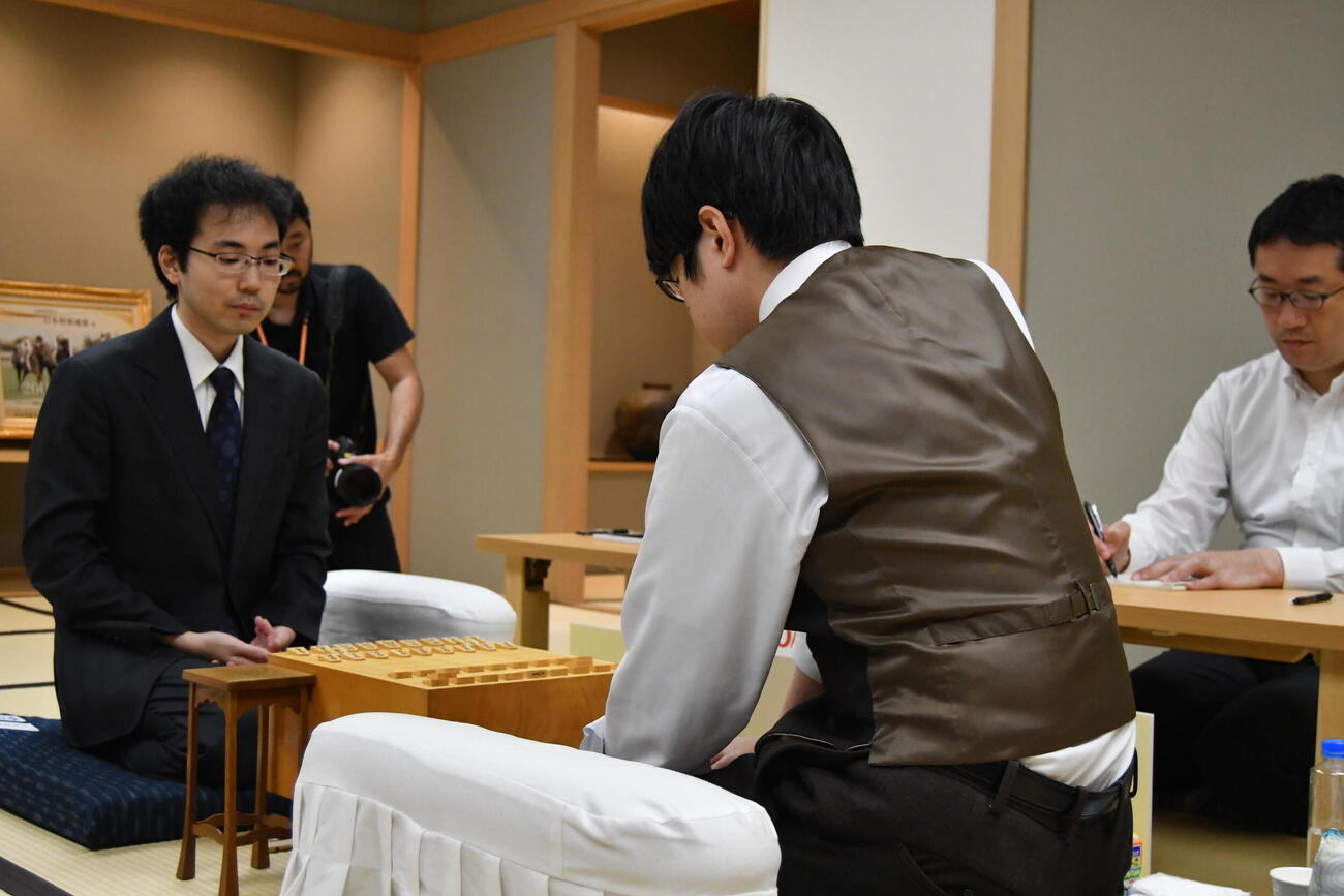 指し直し局の開始を待つ先手の柵木幹太五段（左）と後手の服部慎一郎七段（右）
