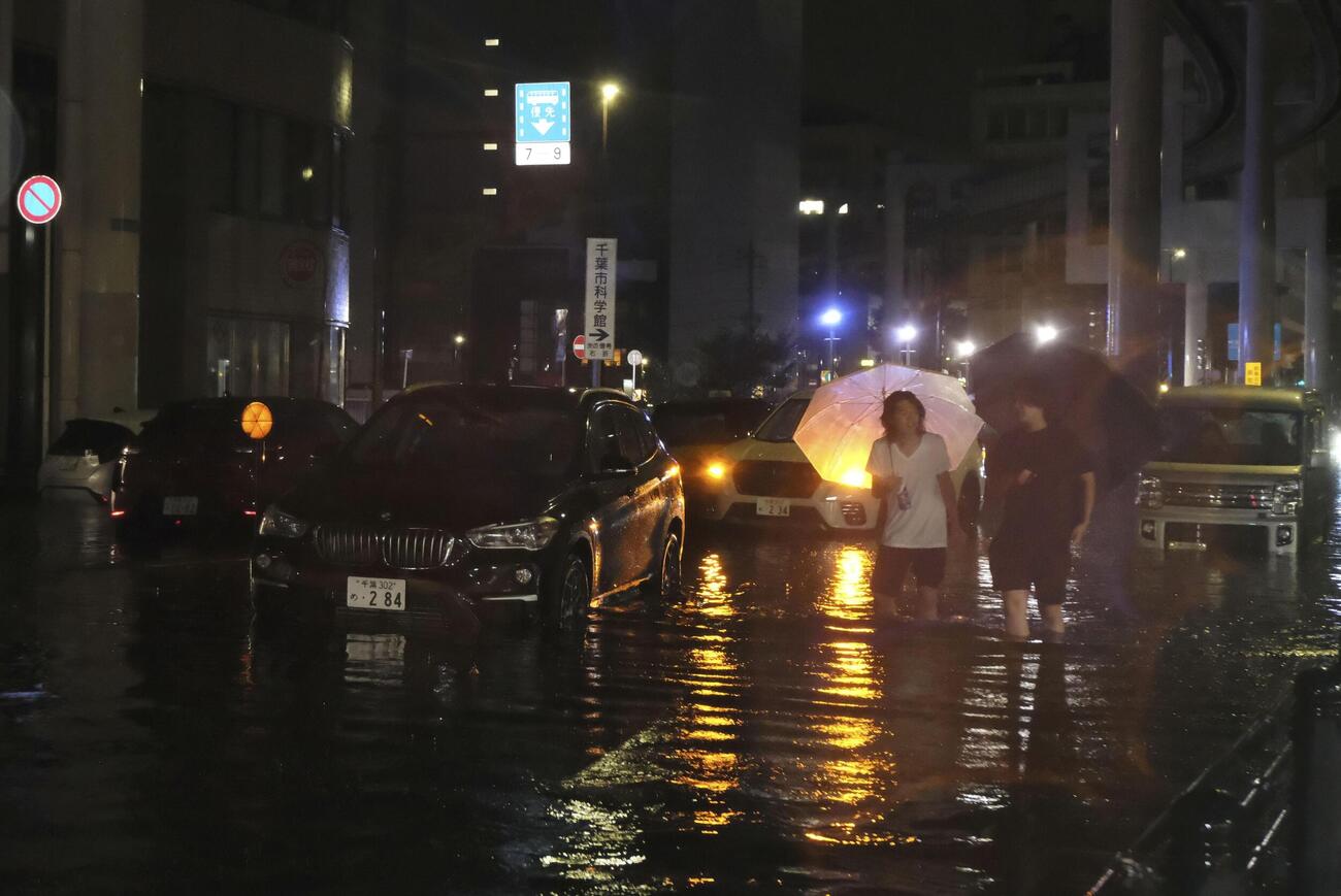 大雨の影響で冠水した千葉市内の道路＝14日未明（共同）