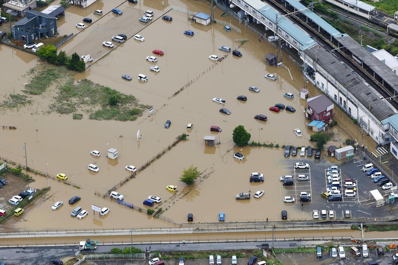 大雨で冠水した千葉県大網白里市内＝14日午前9時21分（共同通信社ヘリから）