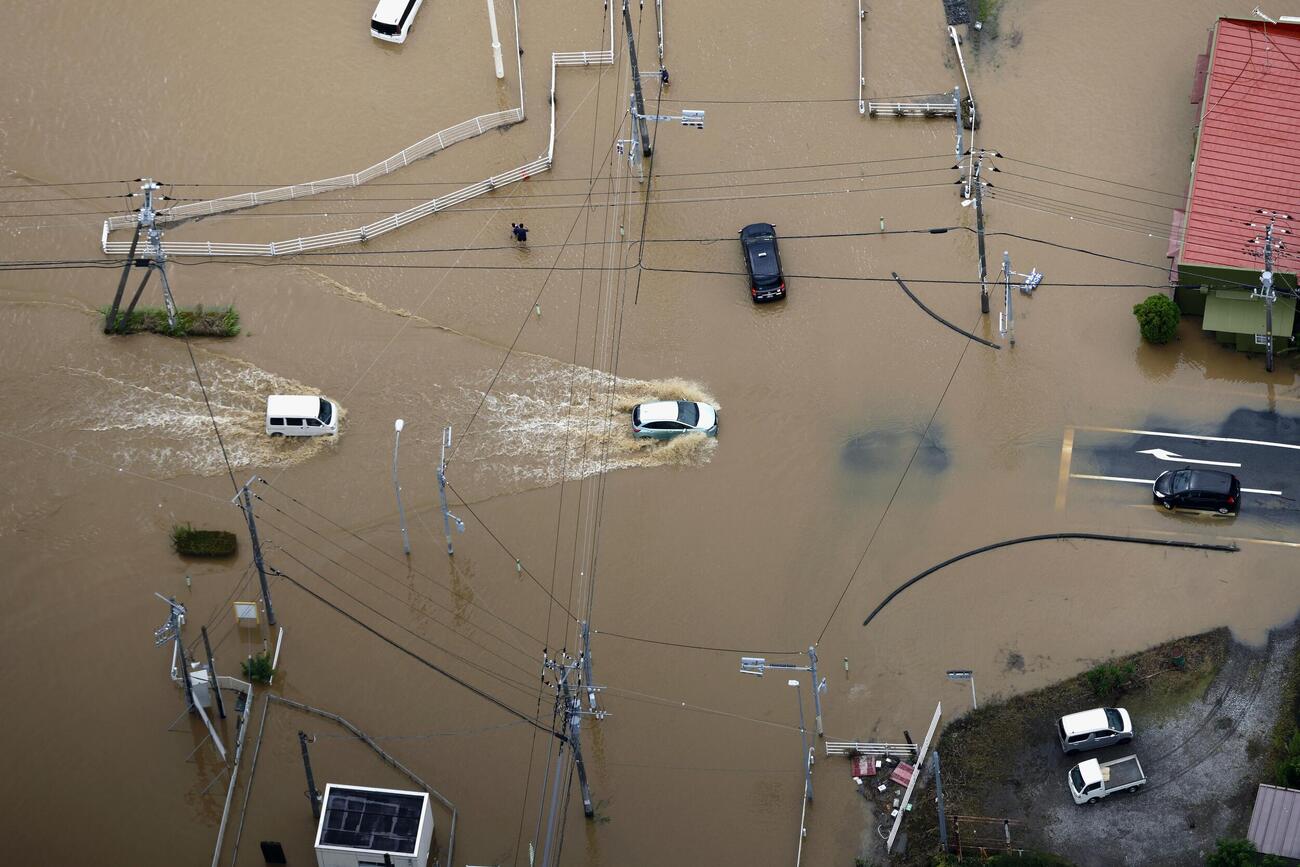 大雨で冠水した千葉県大網白里市内＝14日午前9時22分（共同通信社ヘリから）