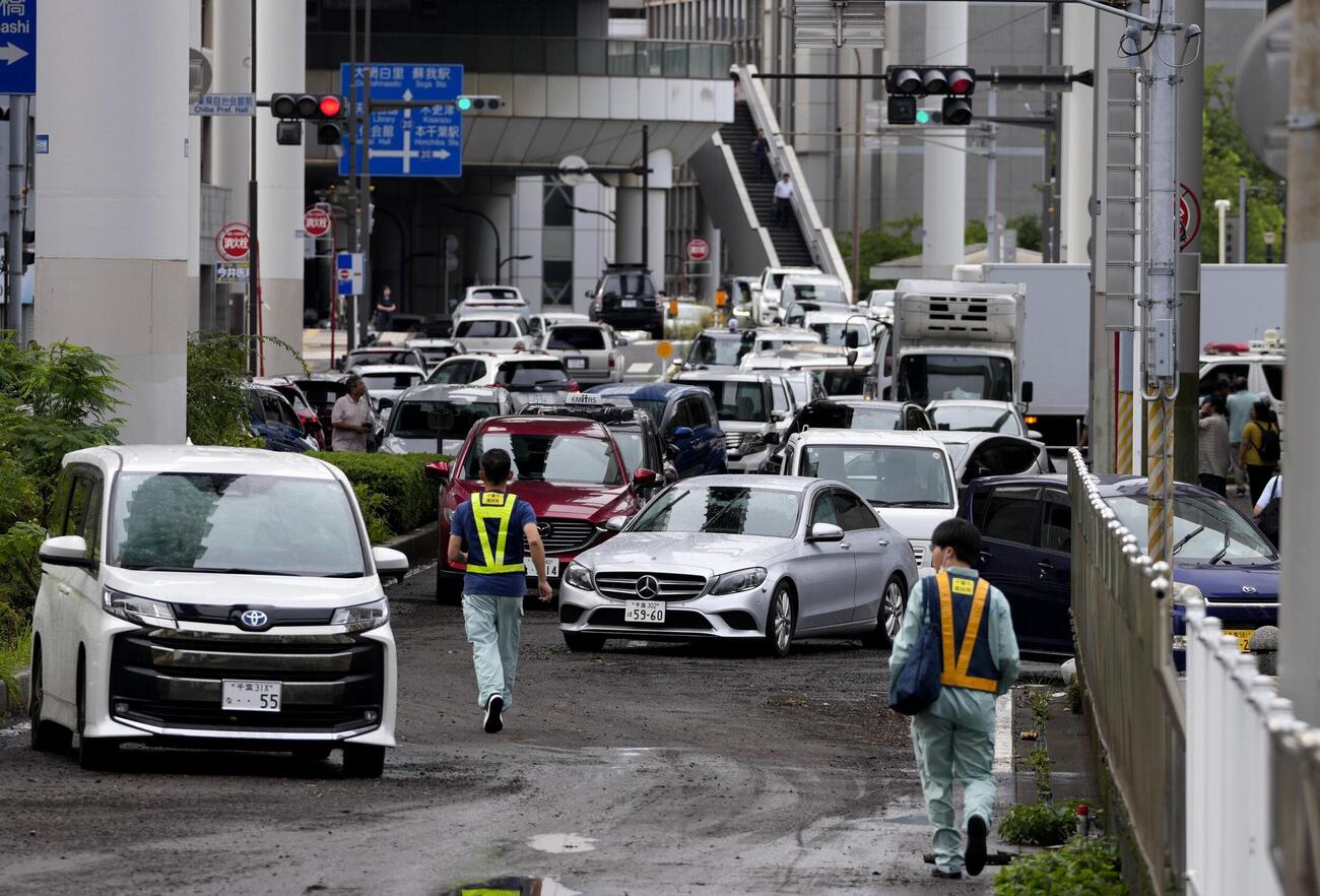 大雨の影響で立ち往生した車両＝14日午前8時4分、千葉市