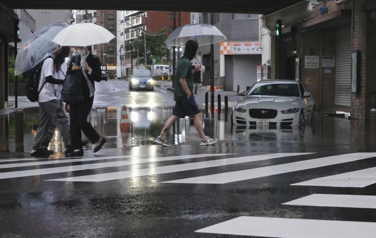 大雨の影響で冠水した千葉市内の道路＝14日午前5時18分