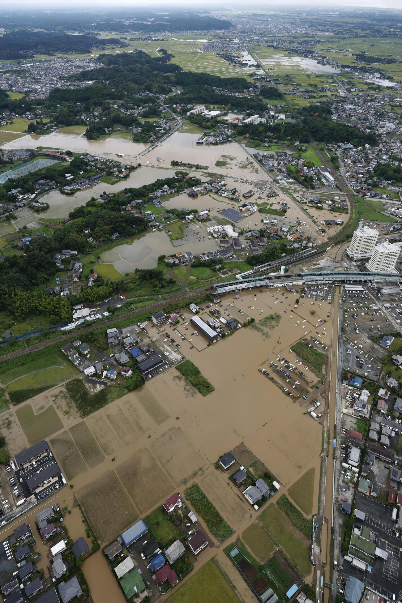 大雨で冠水した千葉県大網白里市内＝14日午前9時19分（共同通信社ヘリから）
