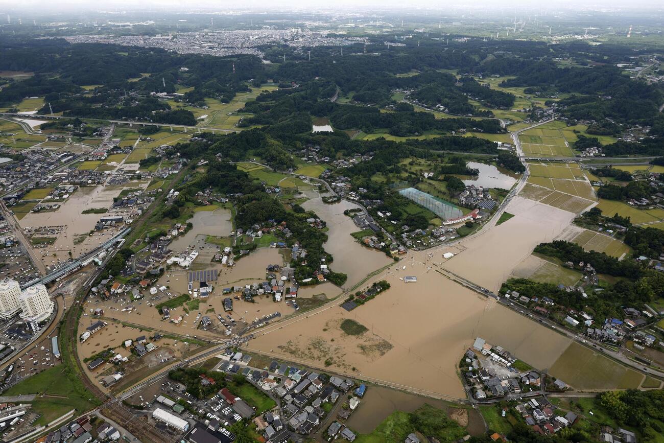 大雨で冠水した千葉県大網白里市内＝14日午前9時16分（共同通信社ヘリから）
