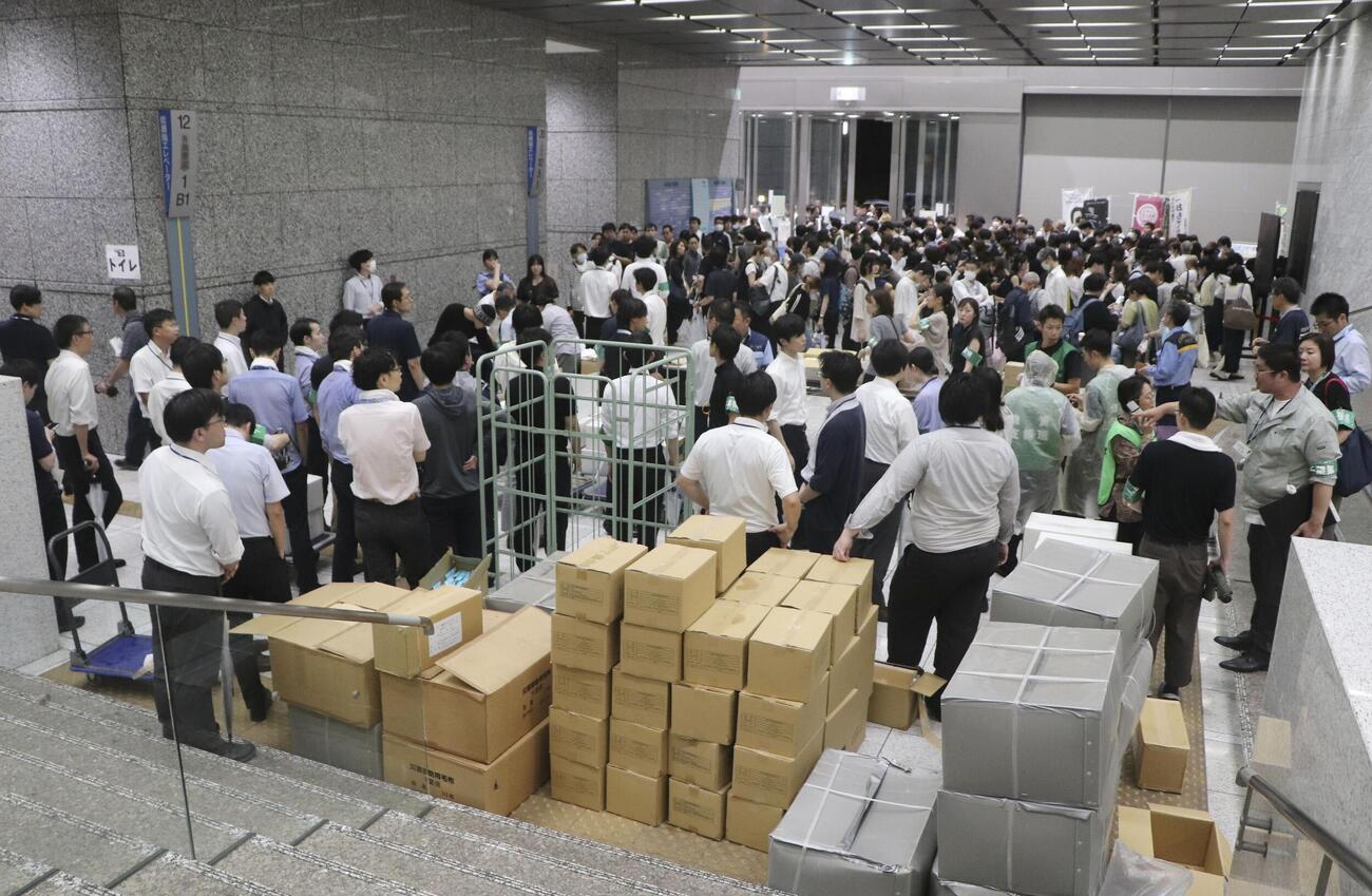 帰宅困難者向けに開放された千葉県庁の一時滞在場所＝13日午後11時37分