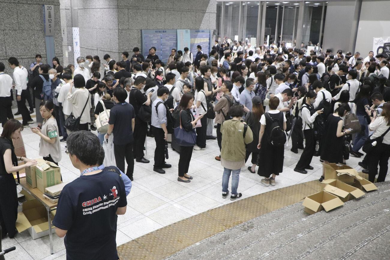 帰宅困難者向けに開放された千葉県庁の一時滞在場所に身を寄せる人たち＝13日午後11時35分