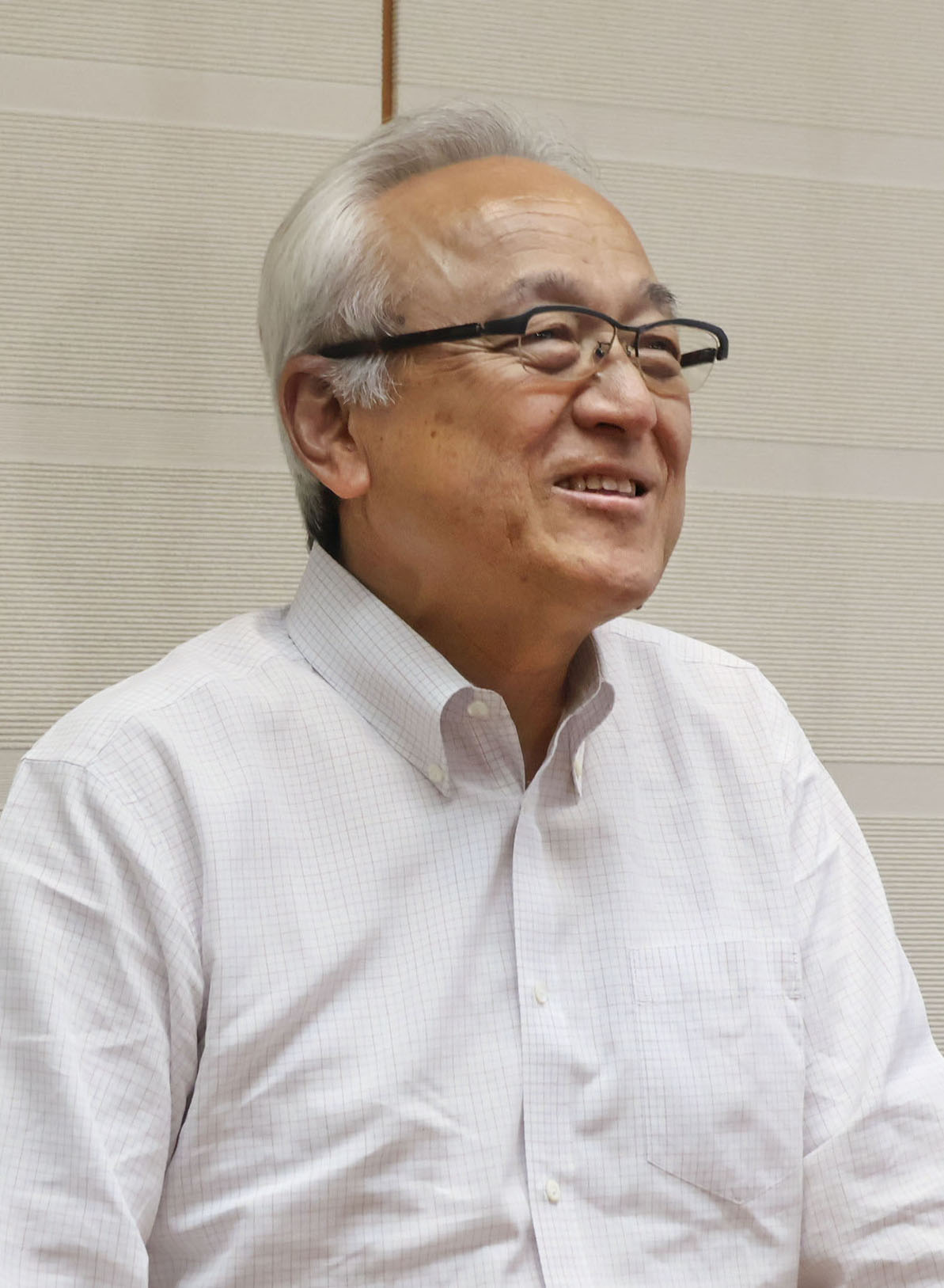 記者団の取材に応じる福岡県議会の蔵内勇夫議長＝10日午後、福岡県議会棟（共同）