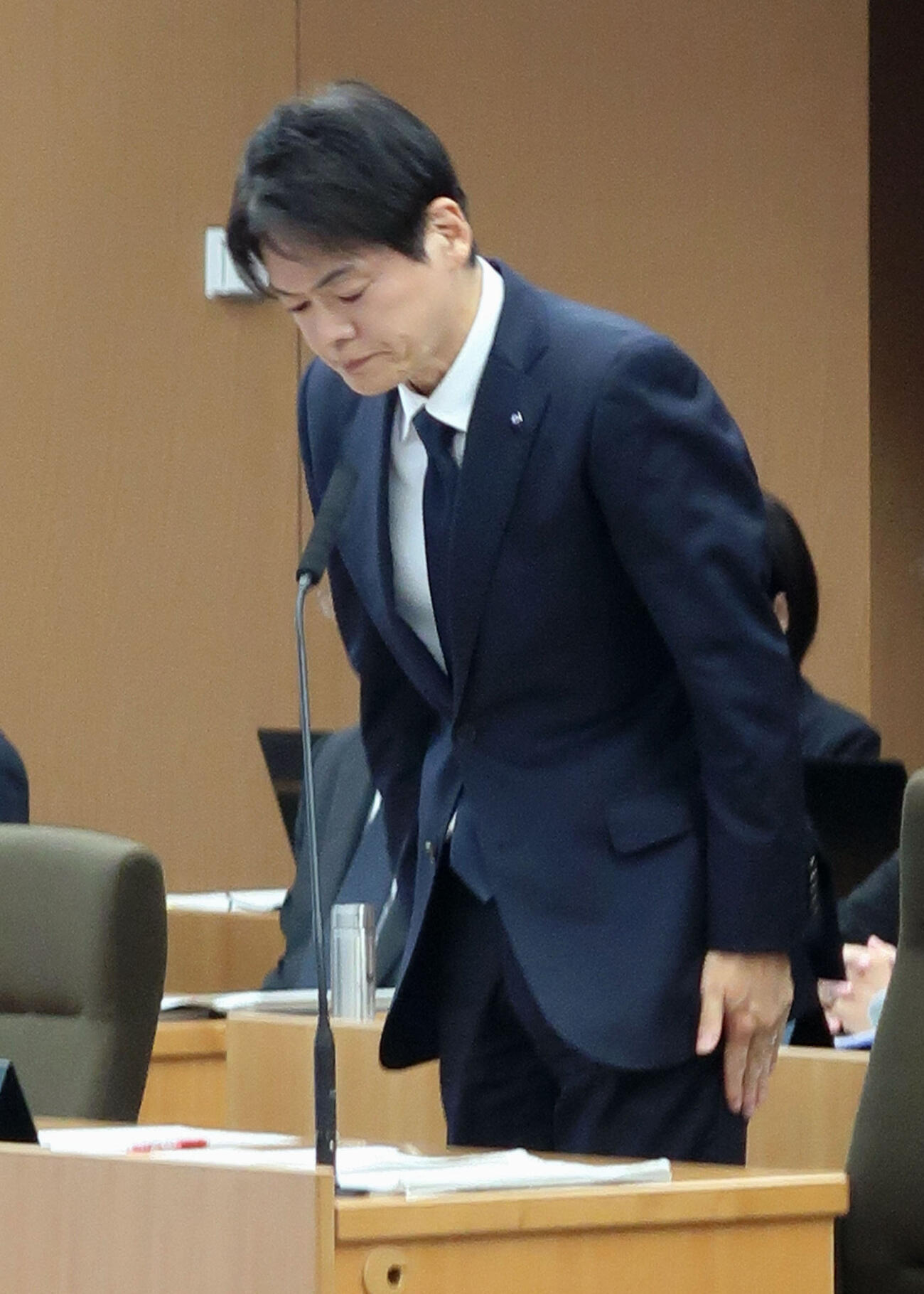 横浜市議会総務委員会で謝罪する山中竹春市長（共同）